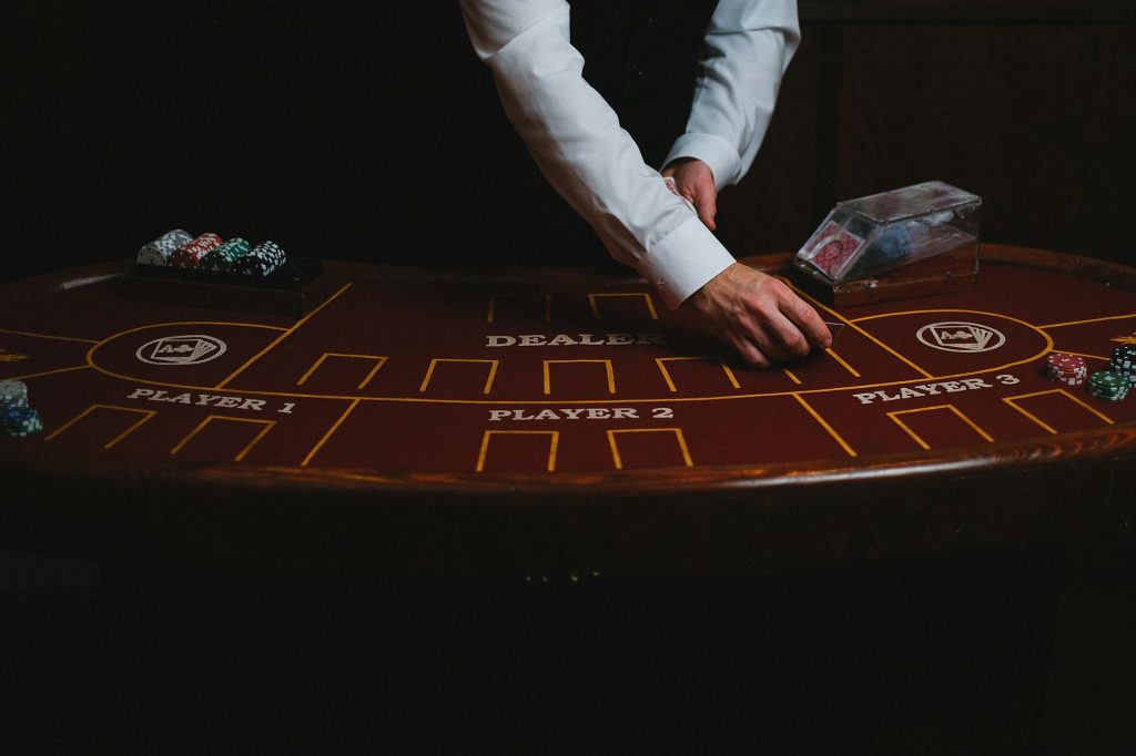 Dealer đang chia bài trên bàn baccarat live với góc quay rõ ràng