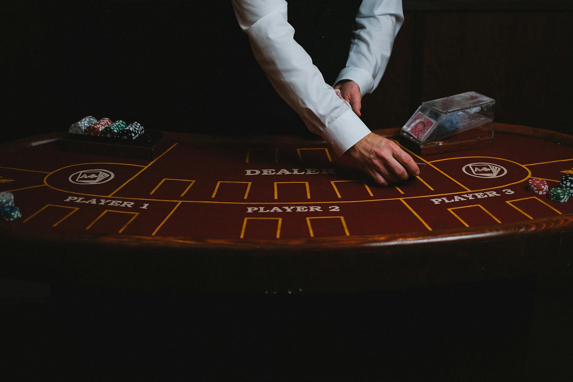 Dealer chia lá thứ ba trong một ván baccarat