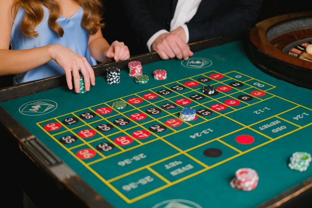 Người dùng so sánh trải nghiệm chơi casino trên điện thoại và laptop