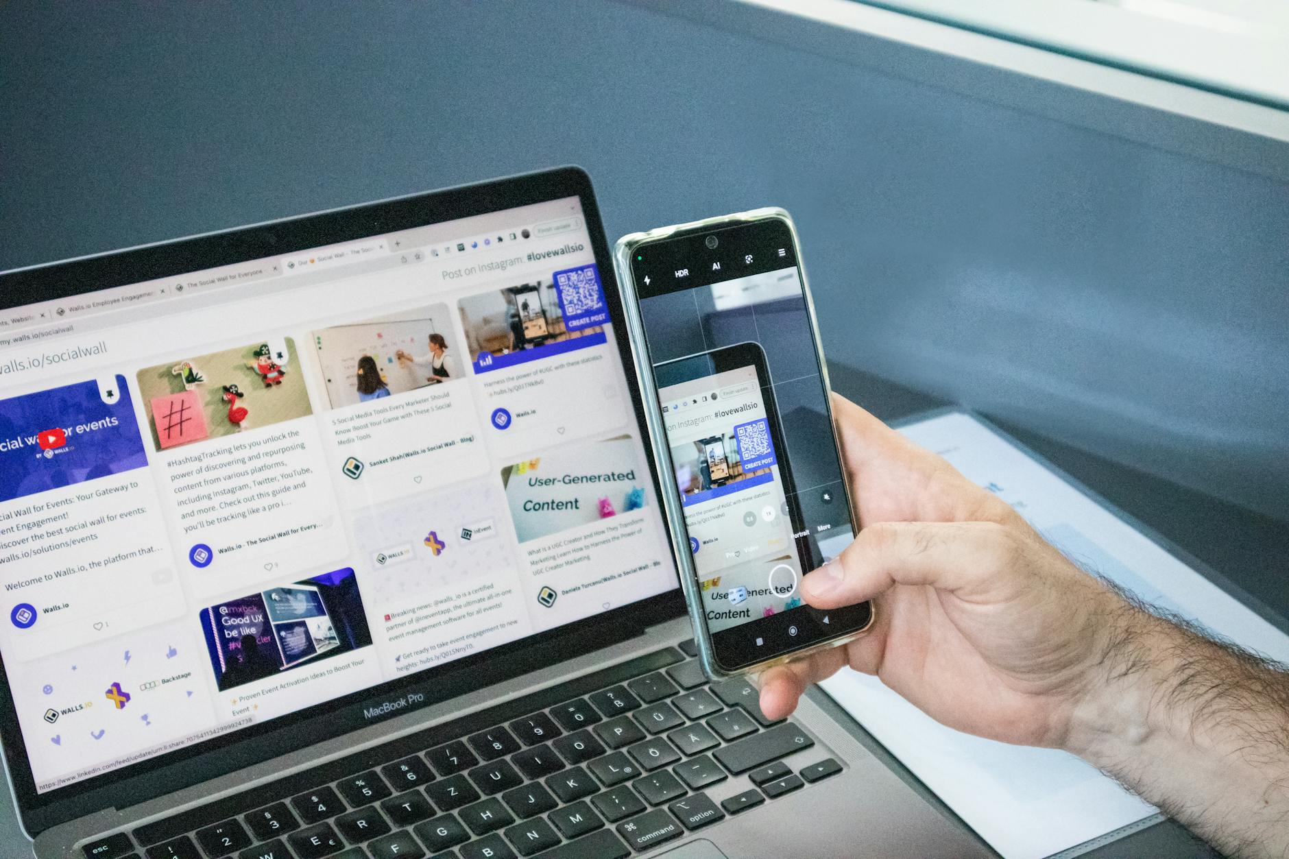 Minh họa sự khác biệt giữa chơi qua trình duyệt web và qua app