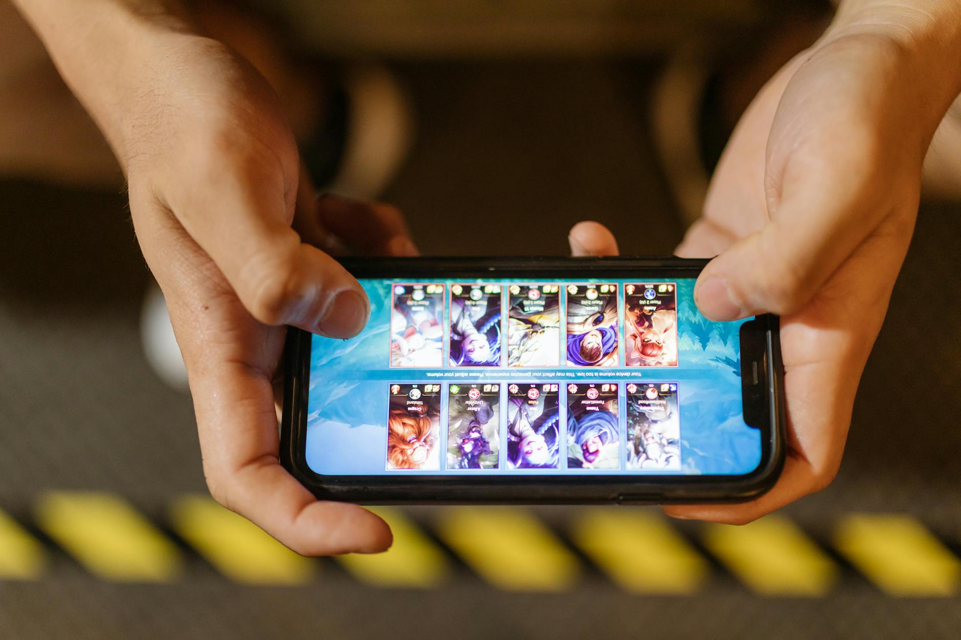 Người chơi trải nghiệm game bài trên điện thoại với giao diện gọn gàng
