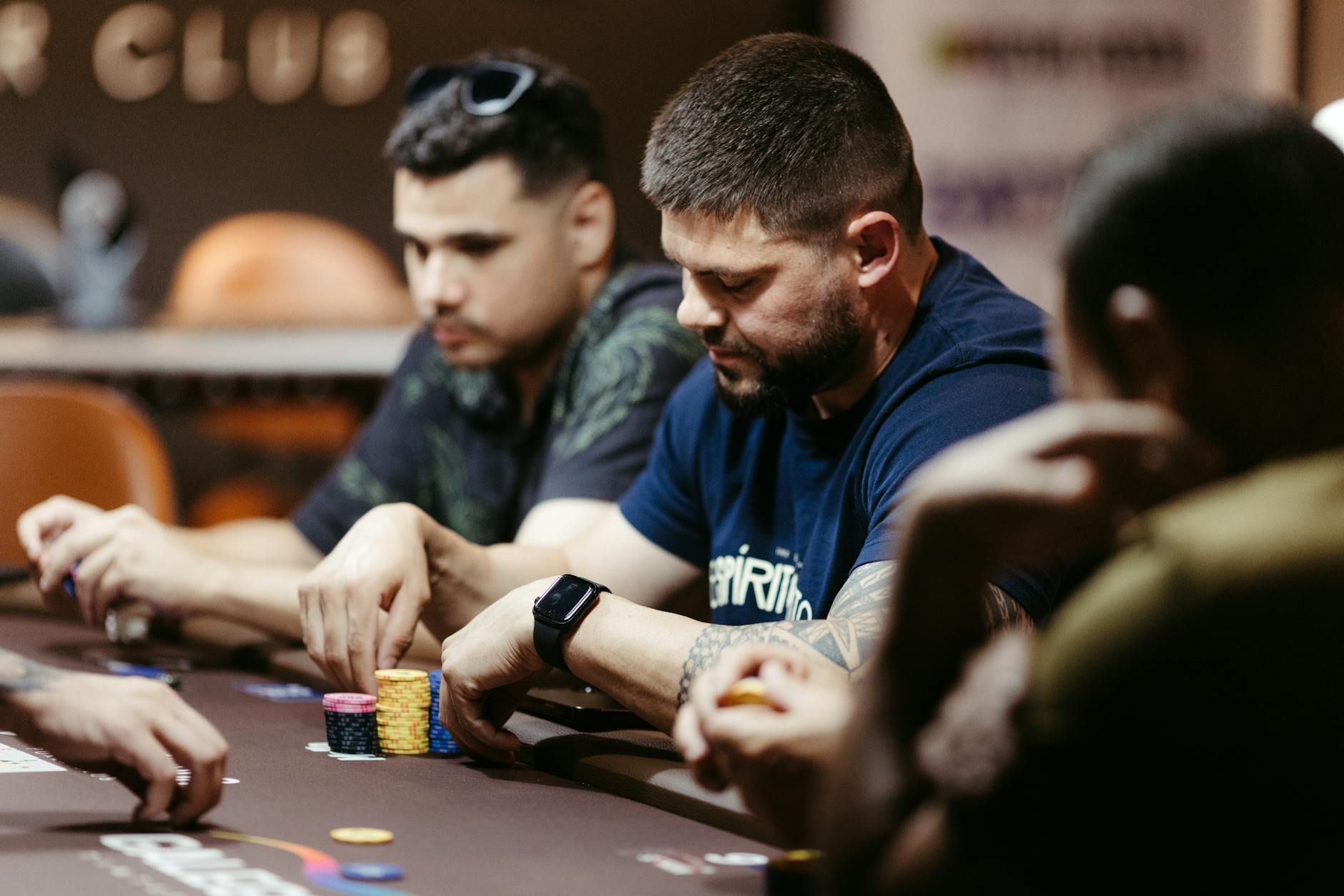Người chơi poker online theo dõi nhịp cược và lịch sử hành động trên màn hình
