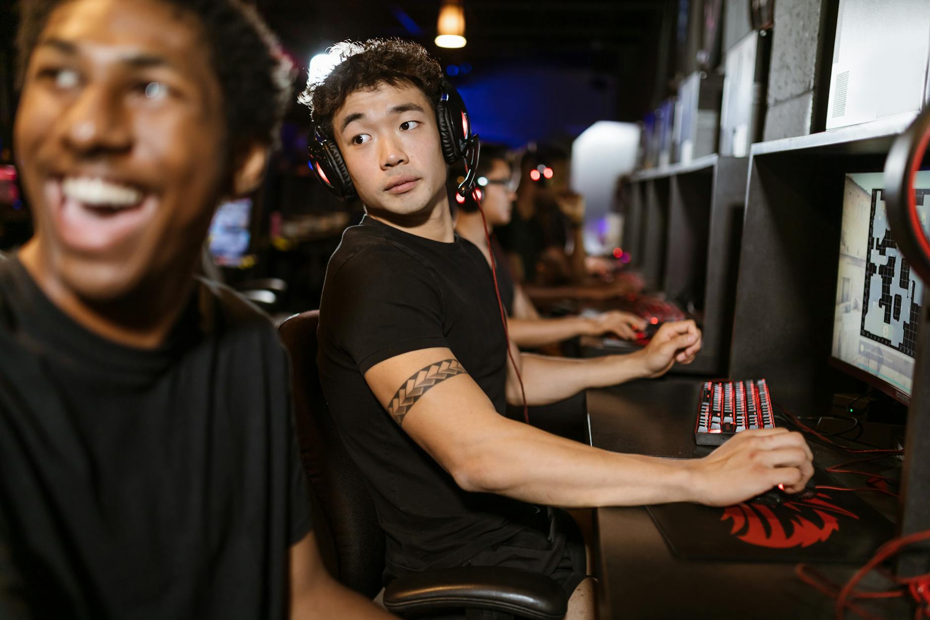 Người xem đang theo dõi và ghi chú thông tin trận đấu e-sport trên màn hình máy tính