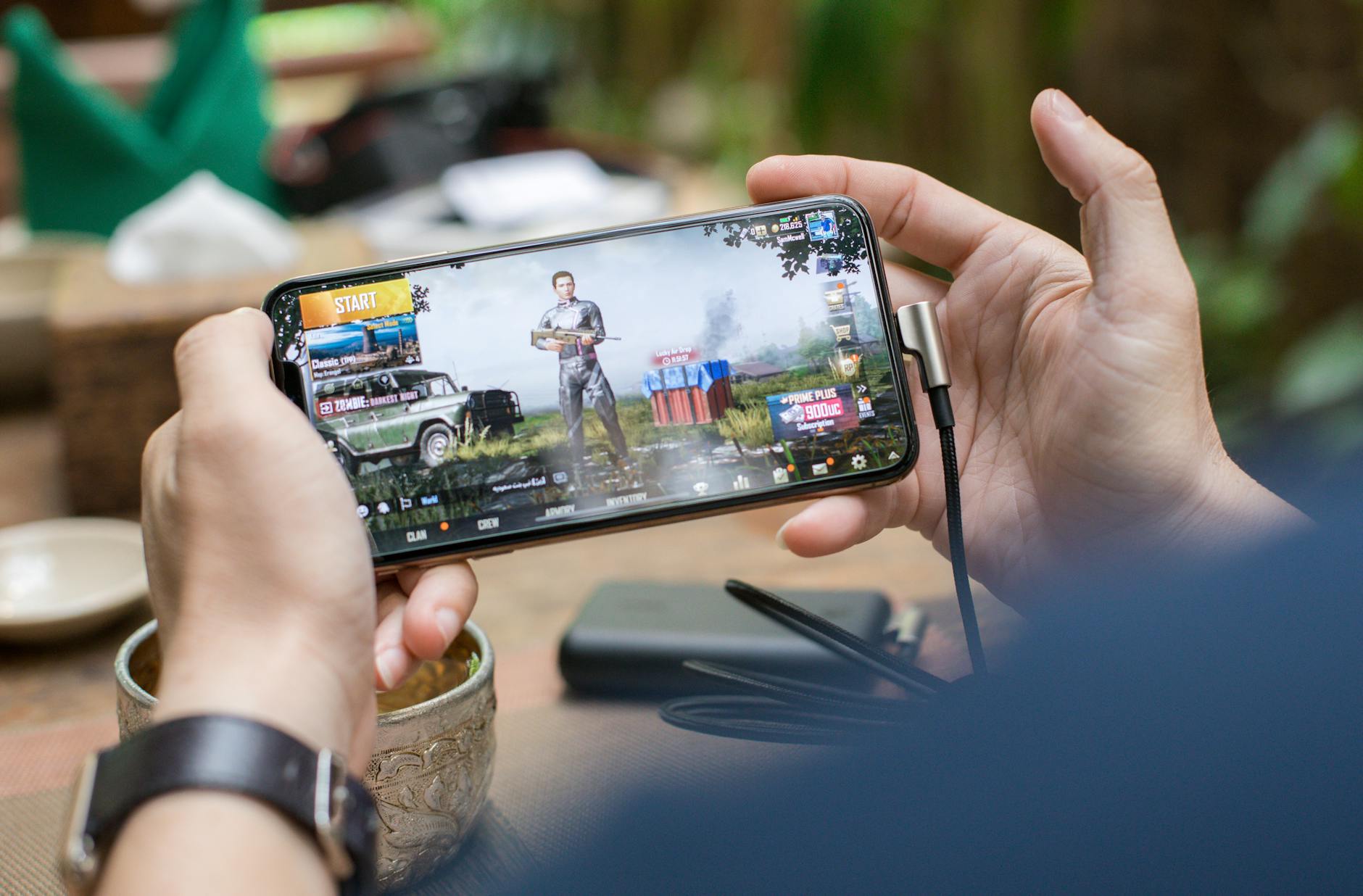 Minh họa quản lý ngân sách chơi game bằng điện thoại và sổ tay ghi chú